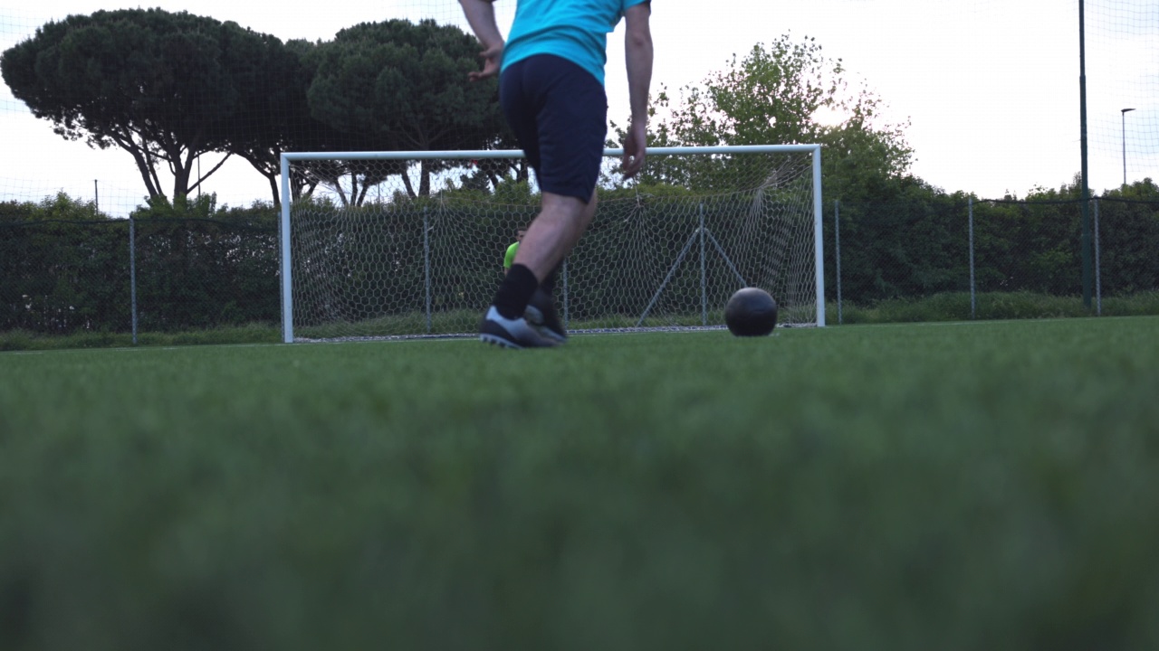 一个足球运动员正要踢点球视频素材