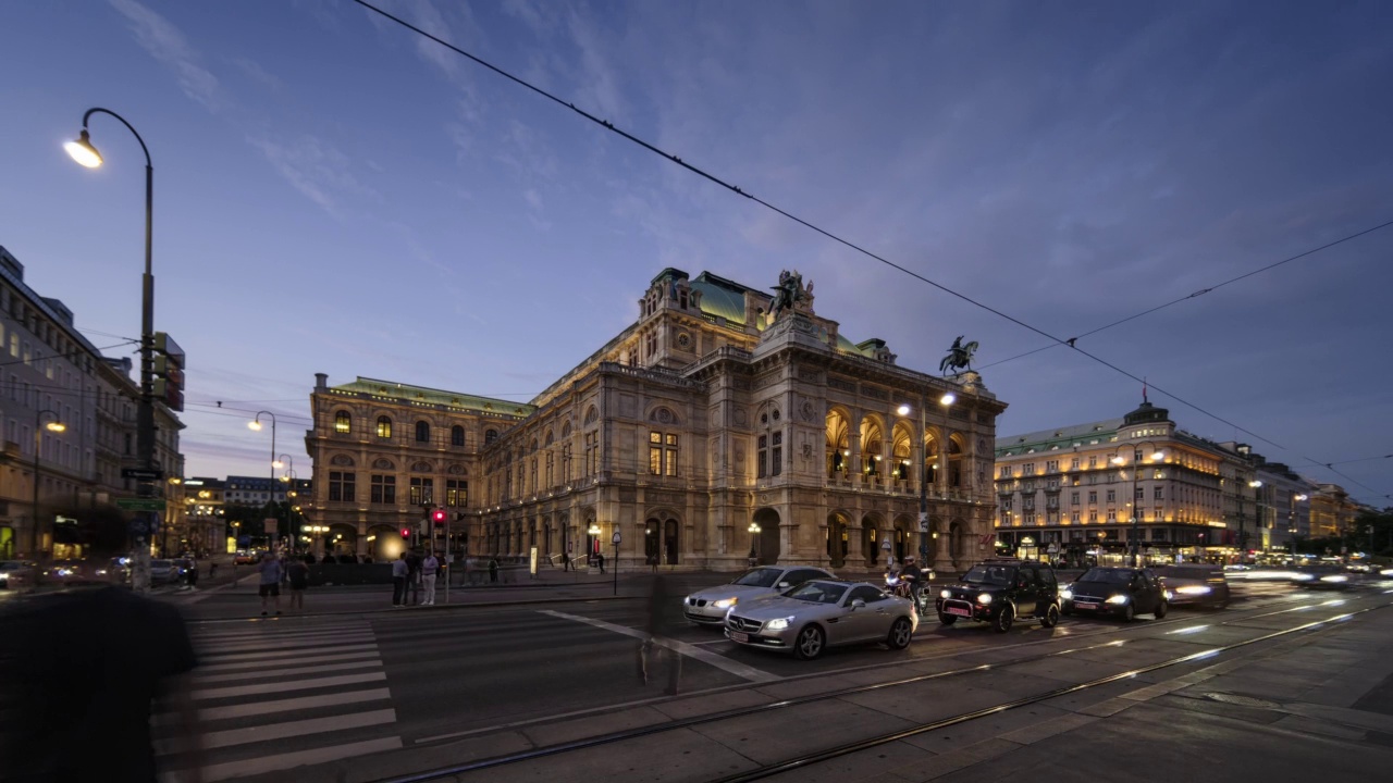 交通时间在国家歌剧院前的夜晚，维也纳，奥地利视频下载
