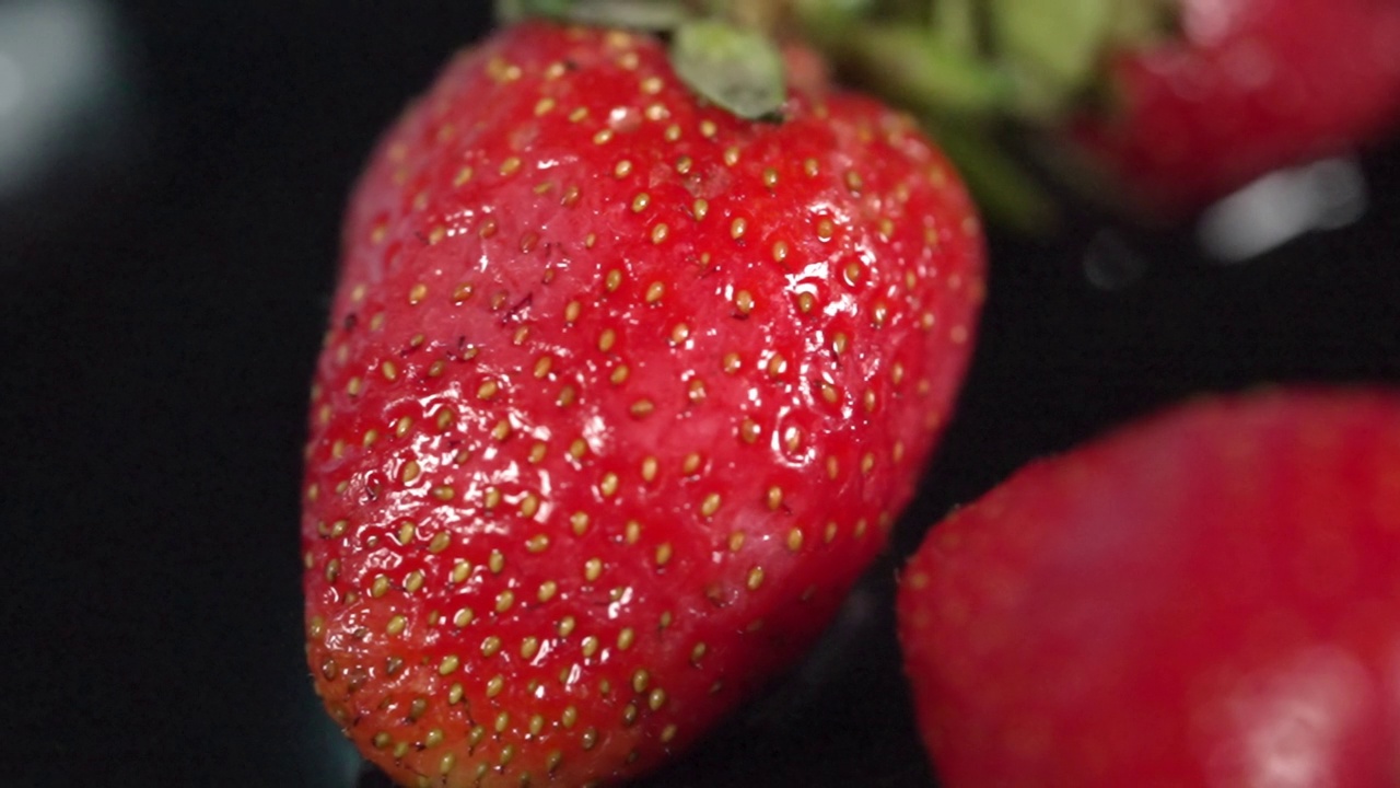 甘美、成熟、鲜红的草莓特写视频下载