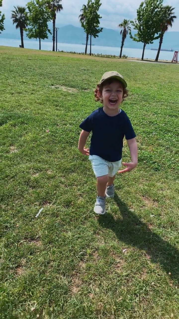 可爱的男孩在公园里跑步(慢动作)视频素材