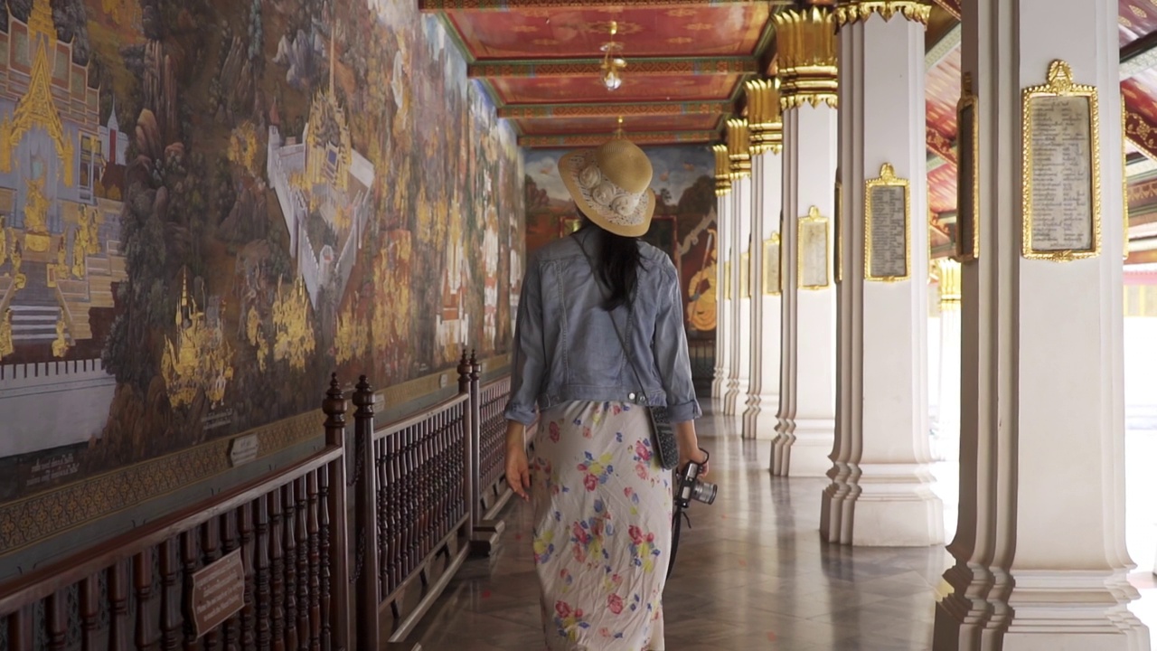 亚洲游客女性游客享受旅行在寺庙附近的家乡放松在泰国曼谷佛寺Kaeo。旅游目的地的概念。视频素材