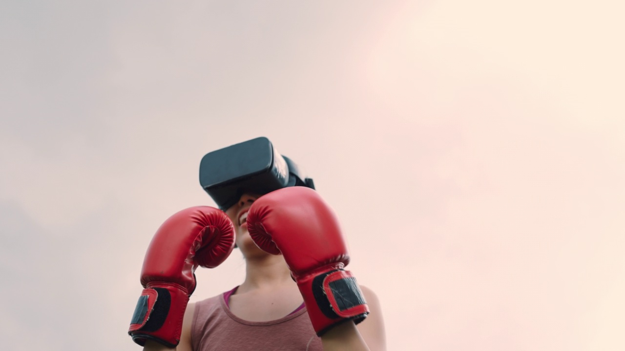 女拳击手戴着VR眼镜练习格斗视频素材