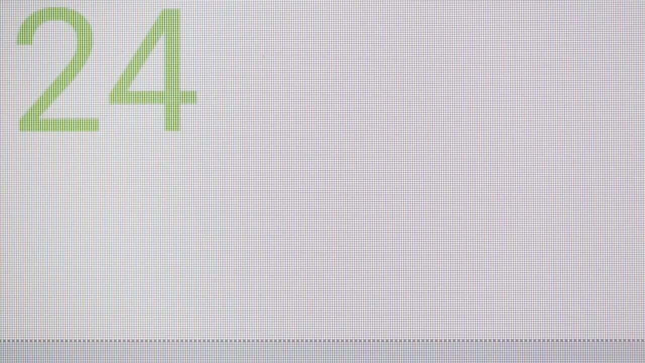 白色屏幕上的绿色数字显示从24秒到零的倒计时视频下载