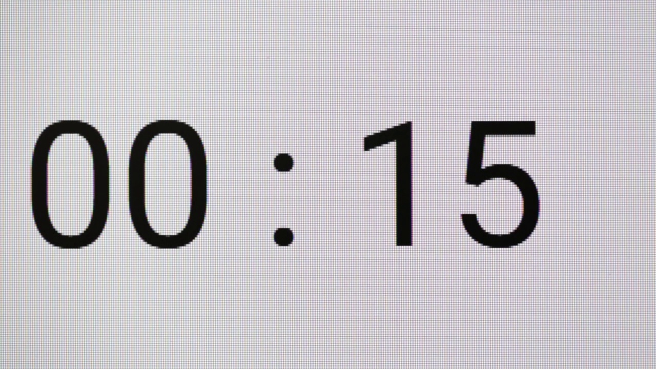 从30秒到零的倒计时在白色屏幕的中心用黑色字体显示视频素材