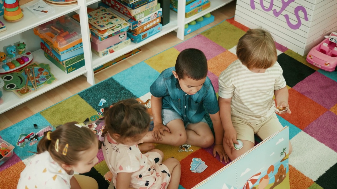 幼儿园的孩子们在地毯上玩耍的俯视图视频素材