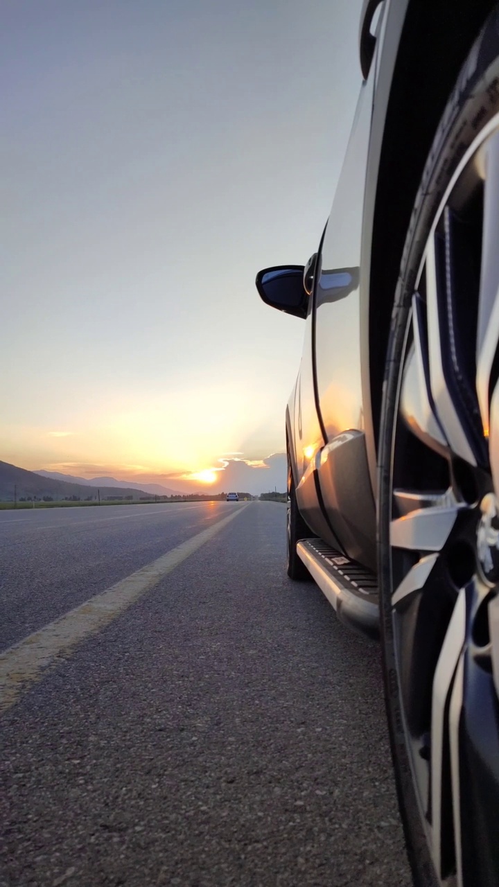 夕阳和马路映照在车里视频素材