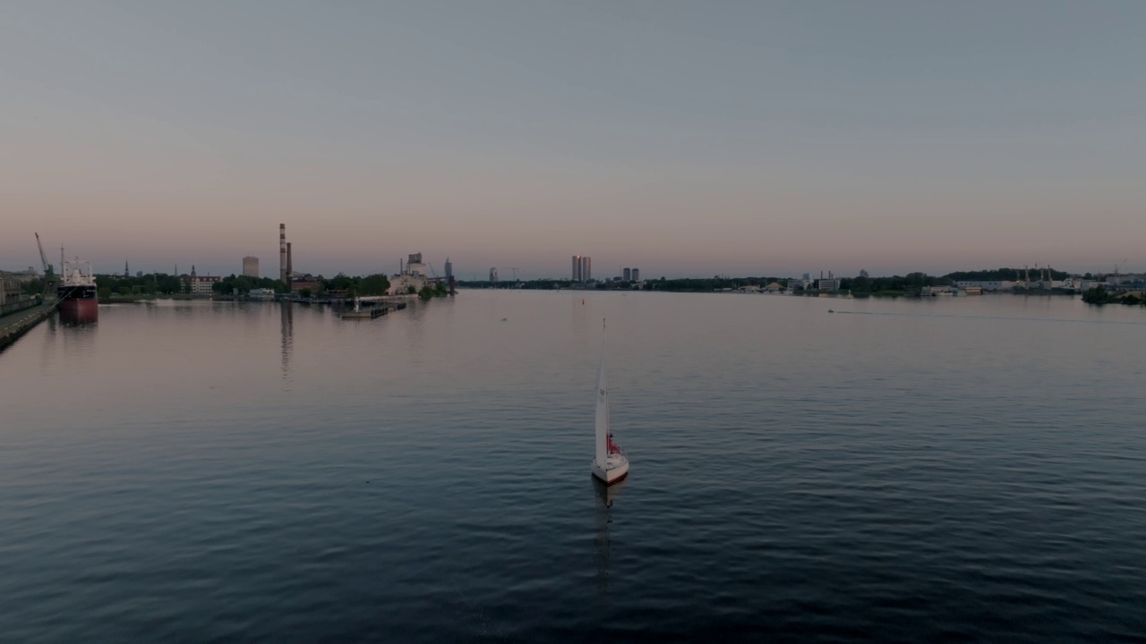在美丽的日落时分，游艇在河上航行。视频下载