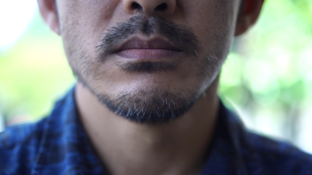 特写一个脸上有胡子的男人的脸视频素材