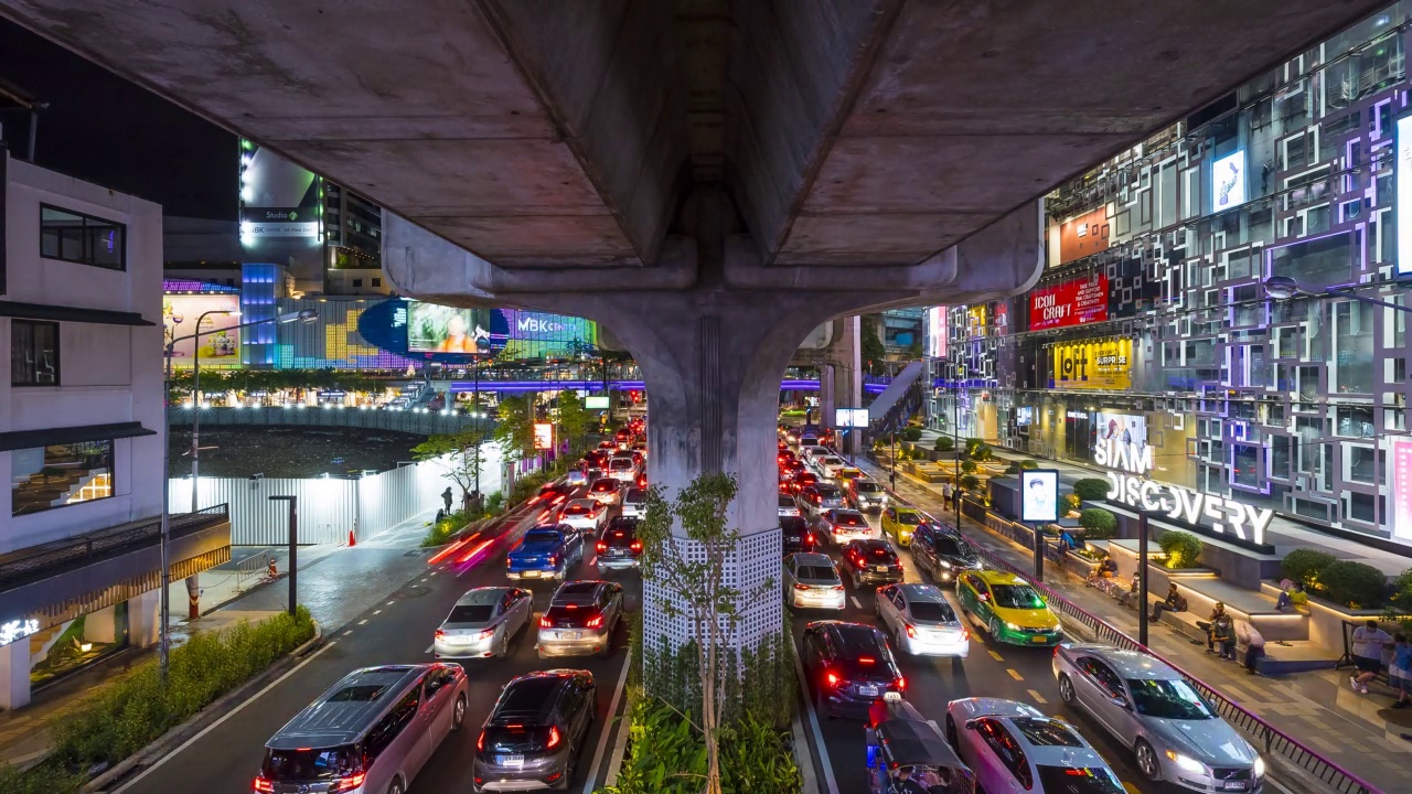 晚上暹罗地区高峰时段曼谷交通的时间流逝视频素材