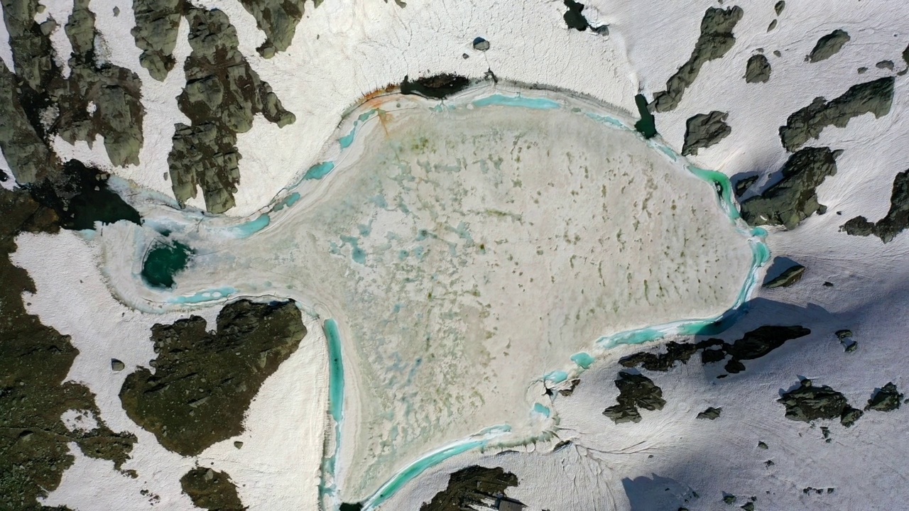 从空中俯瞰法国瓦尔塞尼冰冻湖泊的宁静景象视频下载