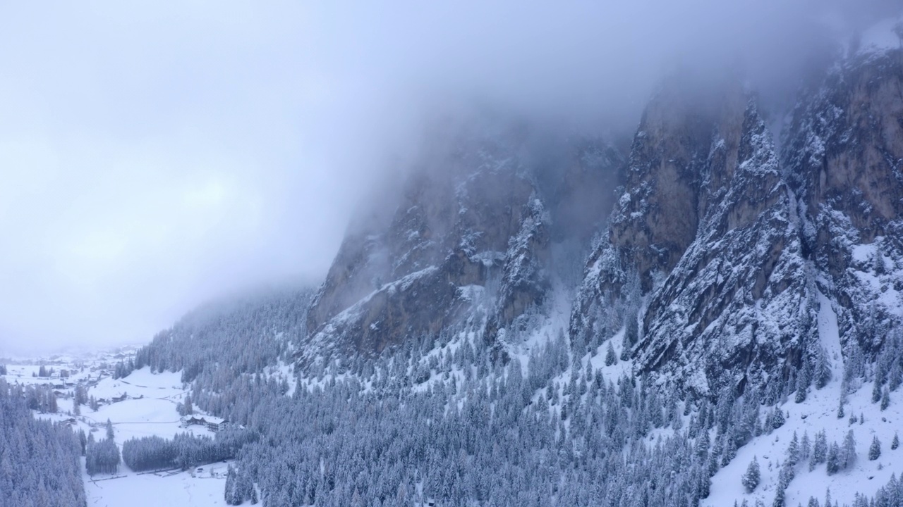 在降雪期俯瞰宁静山脉的美丽景色-意大利加迪纳谷视频下载