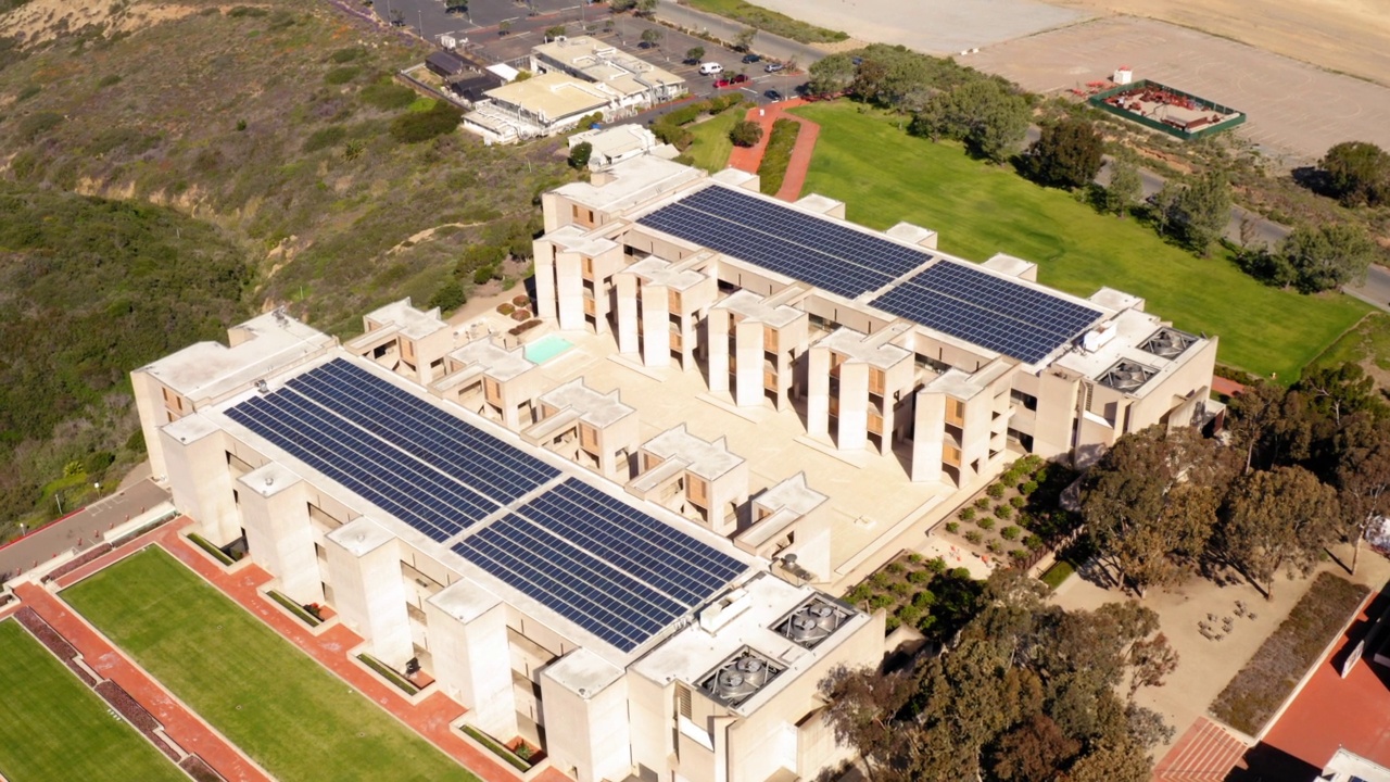 空中平移拍摄的太阳能电池板在科学研究所悬崖边的海上-圣地亚哥，加州视频下载