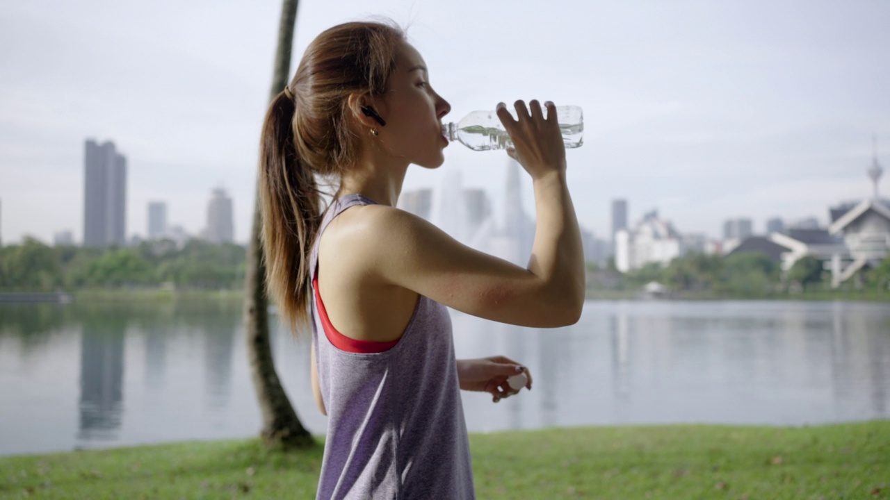 亚洲女性早上跑步后喝水视频下载