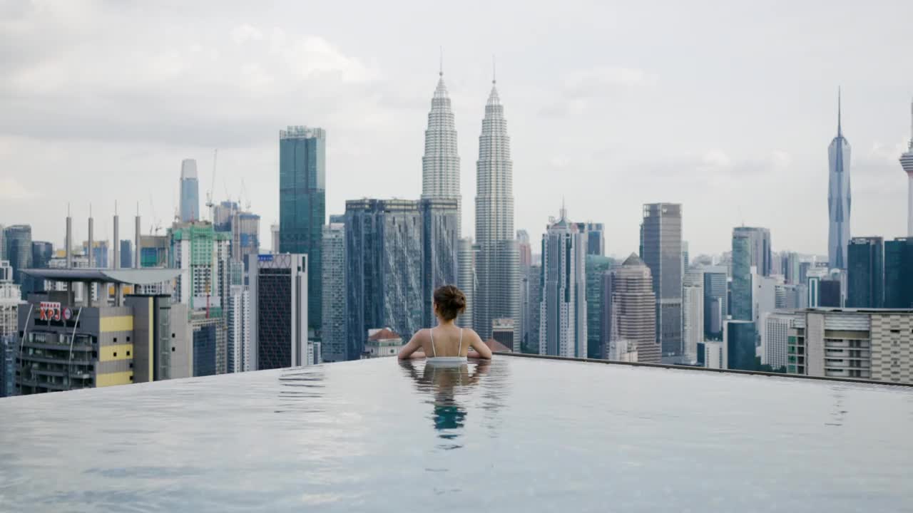 背面的女人穿着比基尼享受吉隆坡城市的景色视频下载