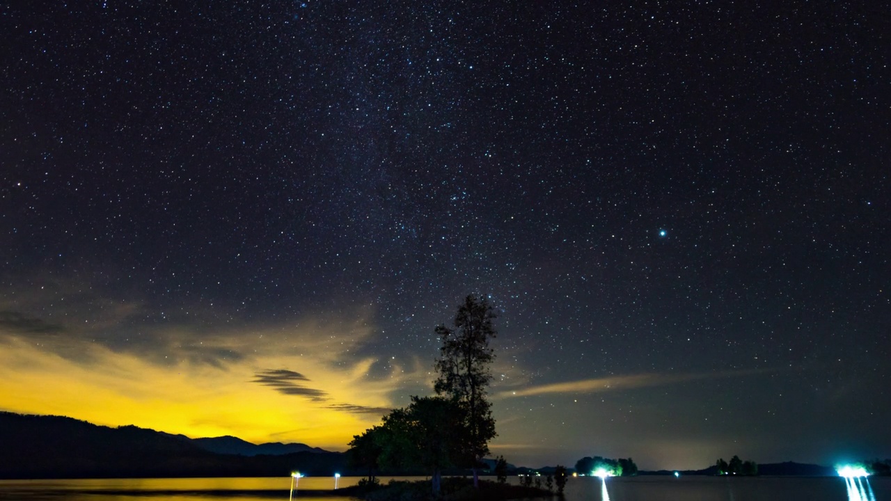 星星时光流逝在湖上与孤独的树在岛上视频素材