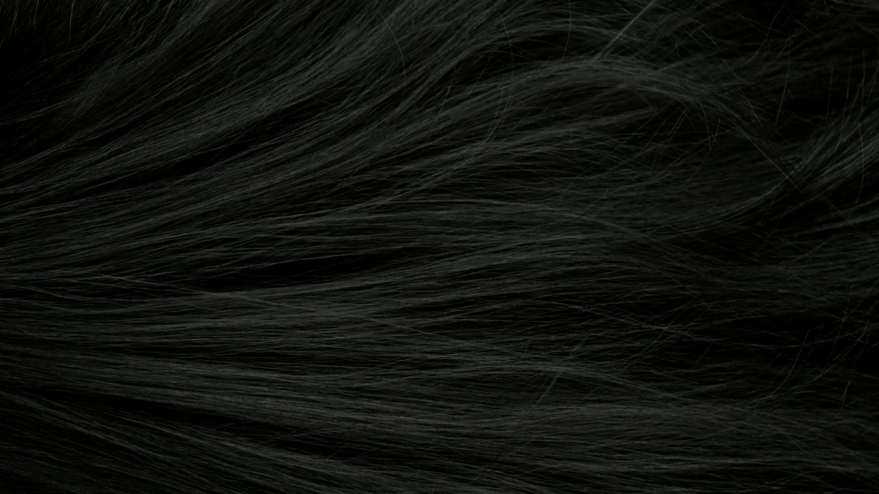 超慢动作的波浪黑色头发的细节。视频下载