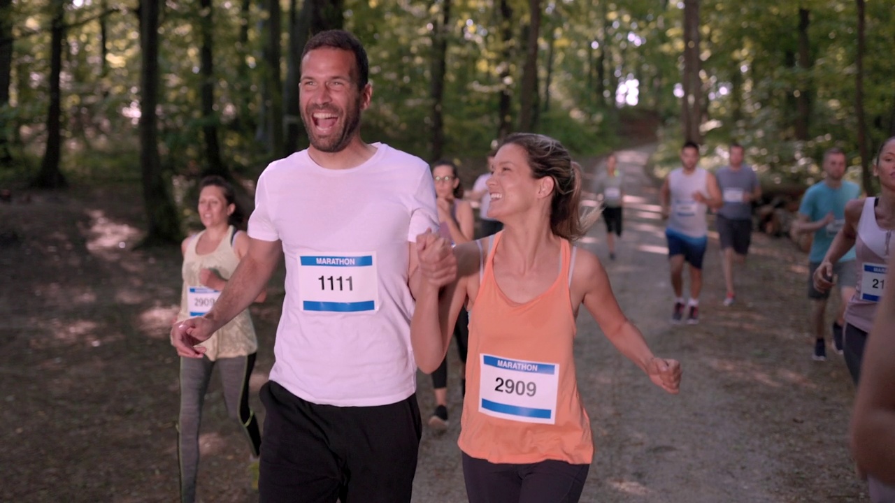 快乐的运动情侣一起在大自然中跑马拉松视频素材