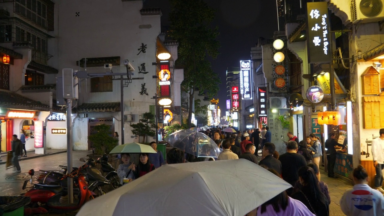 夜间照明长沙市区老拥挤步行街全景4k中国视频素材