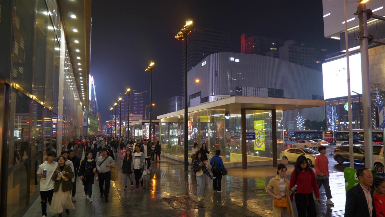 夜间时间照明长沙市区拥挤的人行道慢动作全景4k中国视频素材