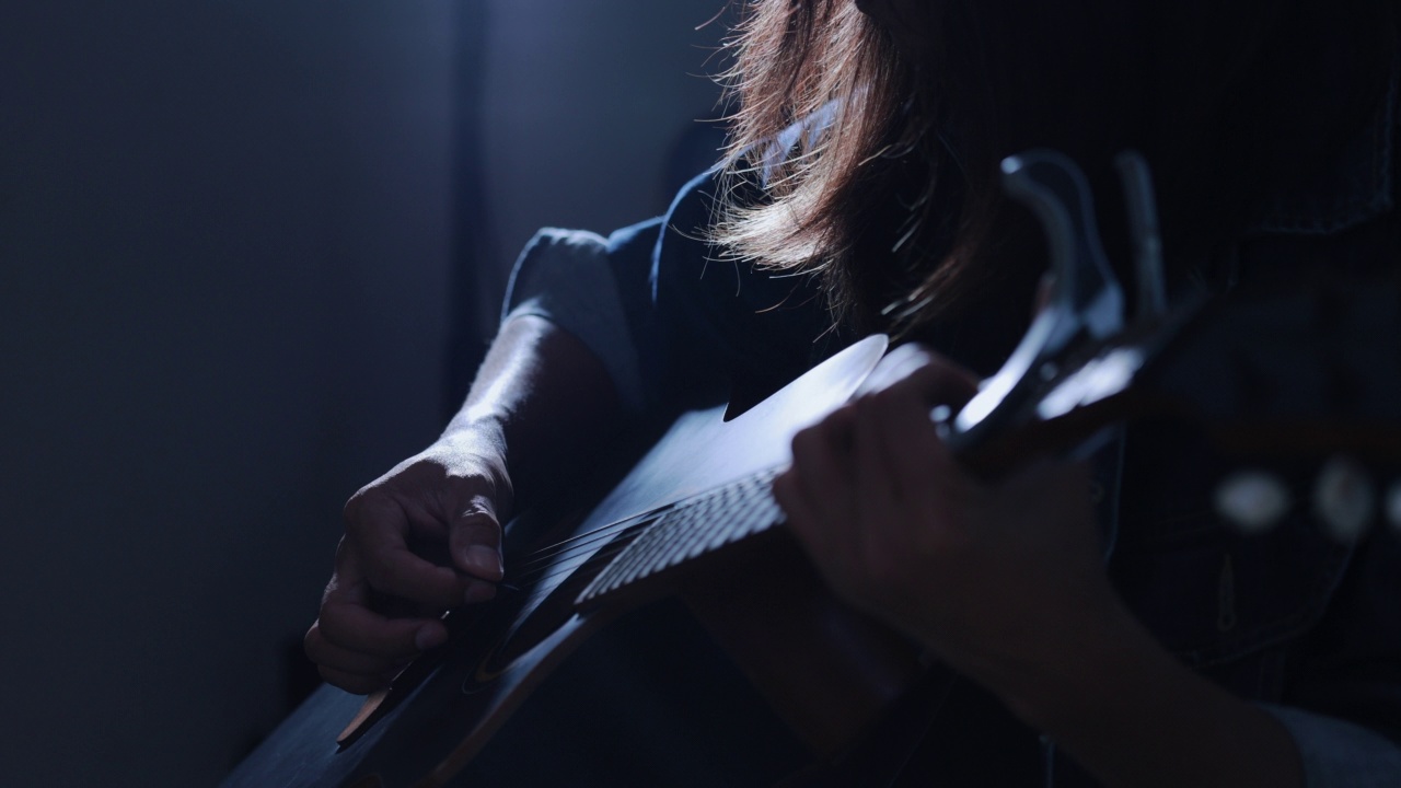 音乐家手演奏原声吉他的特写视频素材