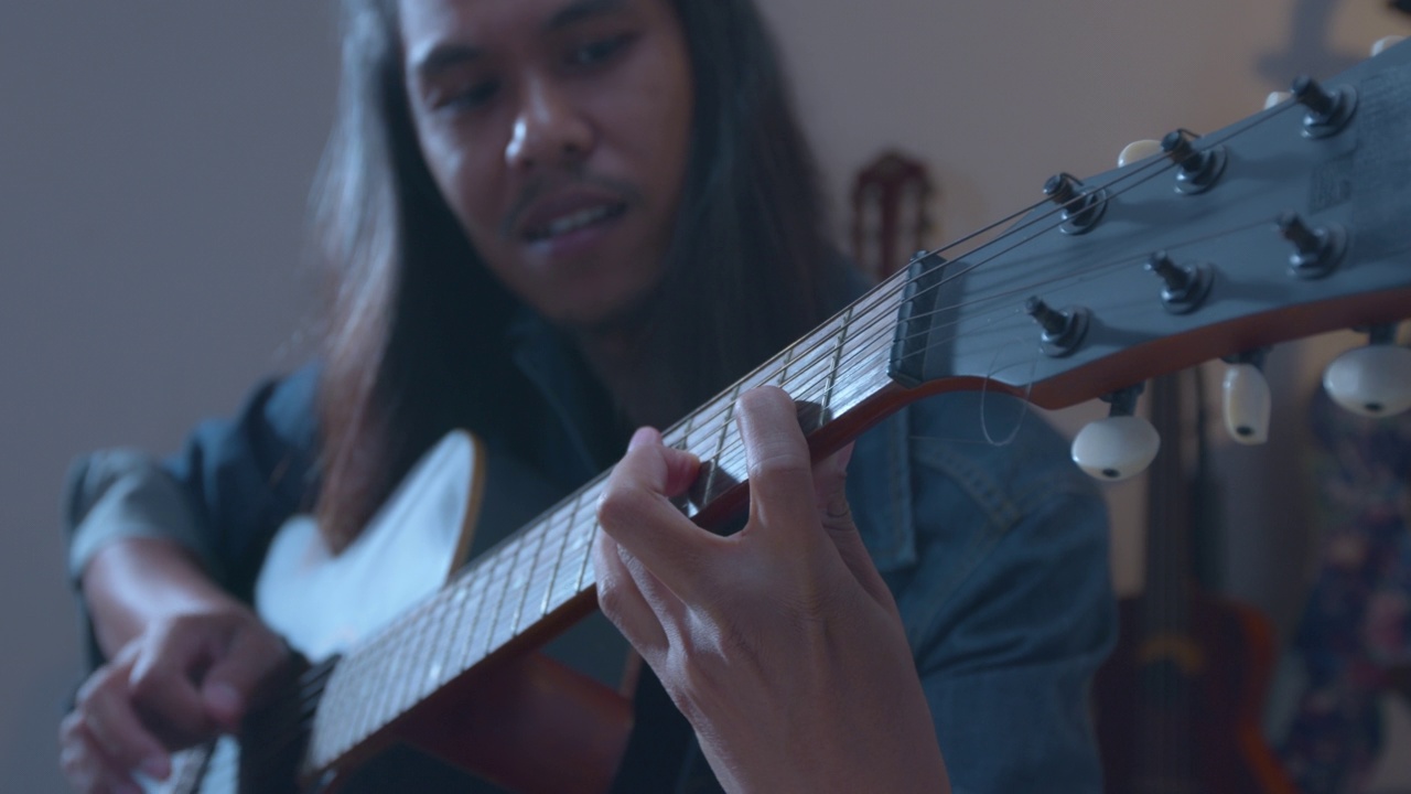 音乐家手演奏原声吉他和改变和弦的特写视频素材