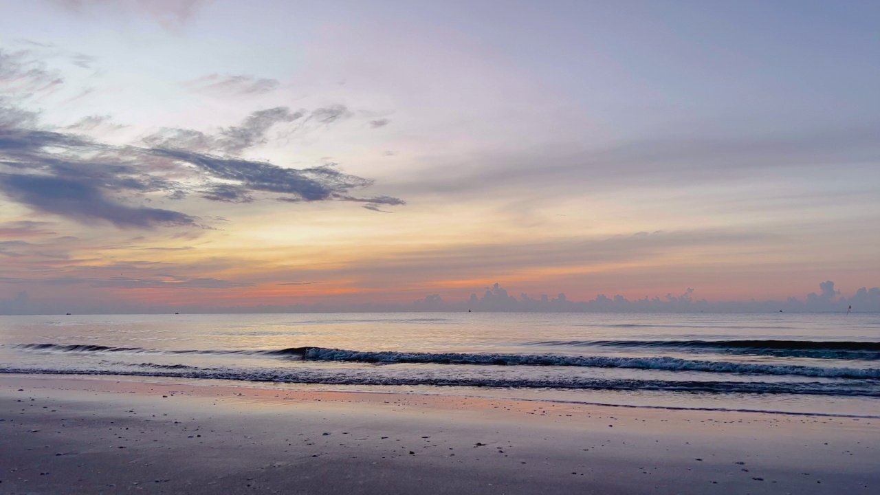 清晨日出，海边有海浪视频素材