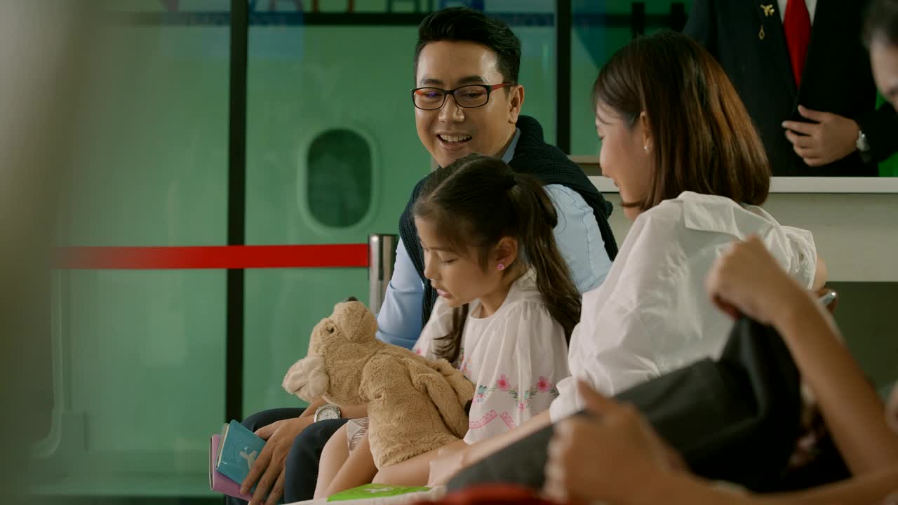 家人在机场登机口等候，聊天。特写镜头。视频下载