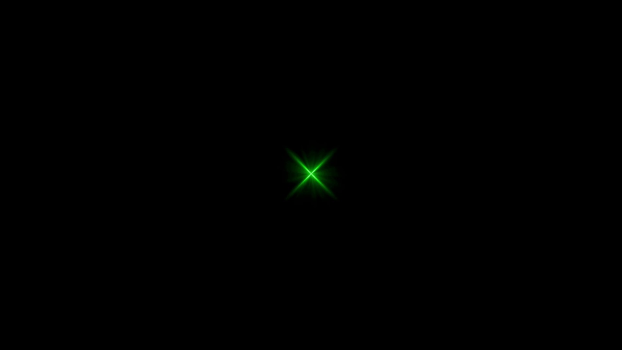 现实的绿色光透镜耀斑隔离在黑色背景。视频下载