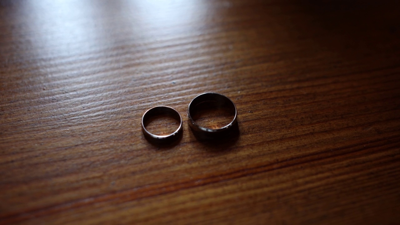 婚礼金戒指在木桌背景婚礼视频下载
