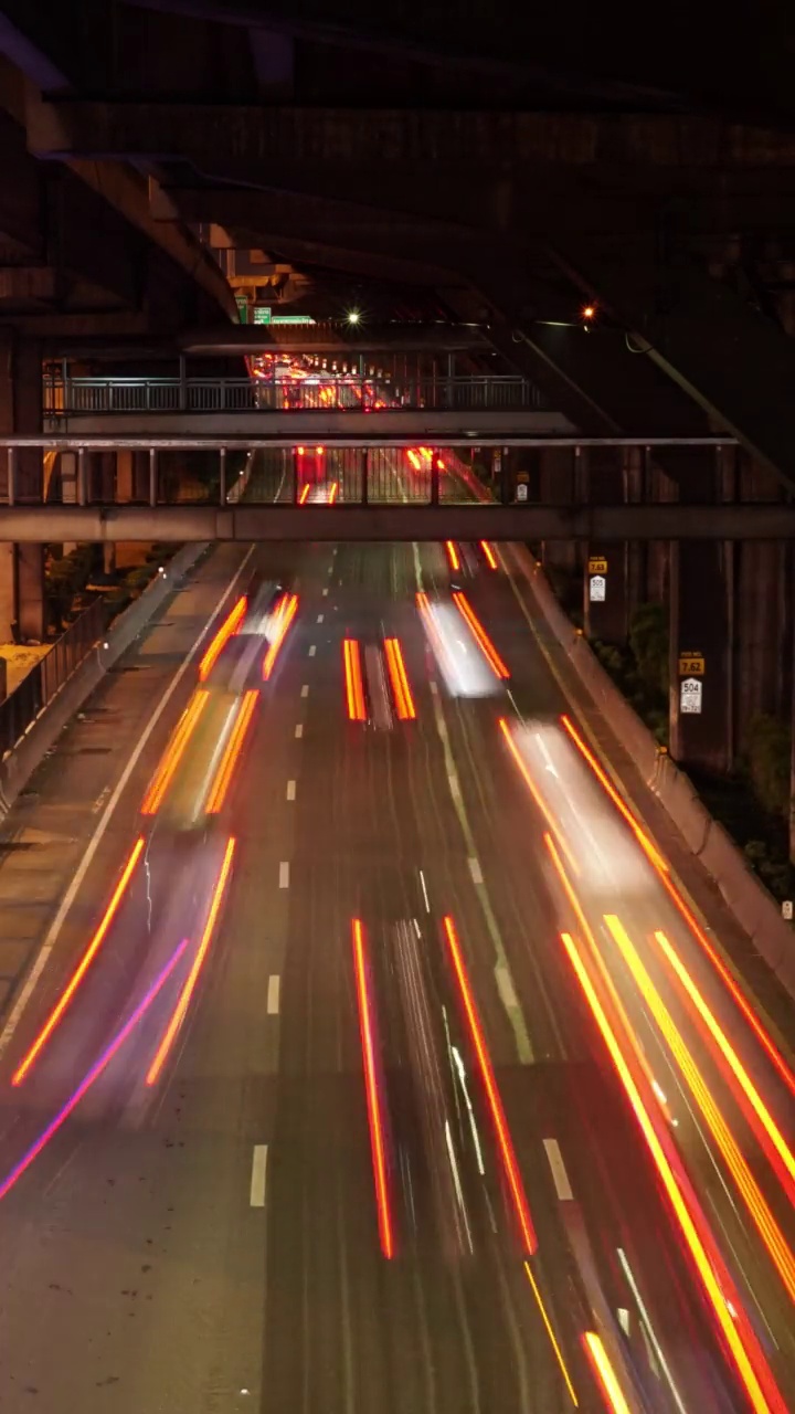 垂直镜头的时间推移，夜间交通的时间推移高角度，夜间在道路交通路口的交通在曼谷，泰国。视频素材