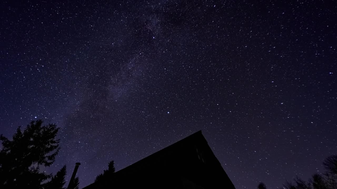 夜空中有银河。树林中木屋的剪影视频素材