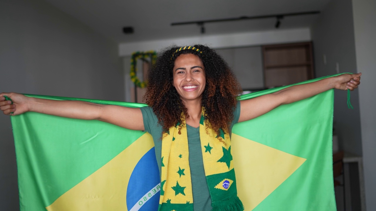 一名年轻女子在主场为巴西队加油的画像视频下载