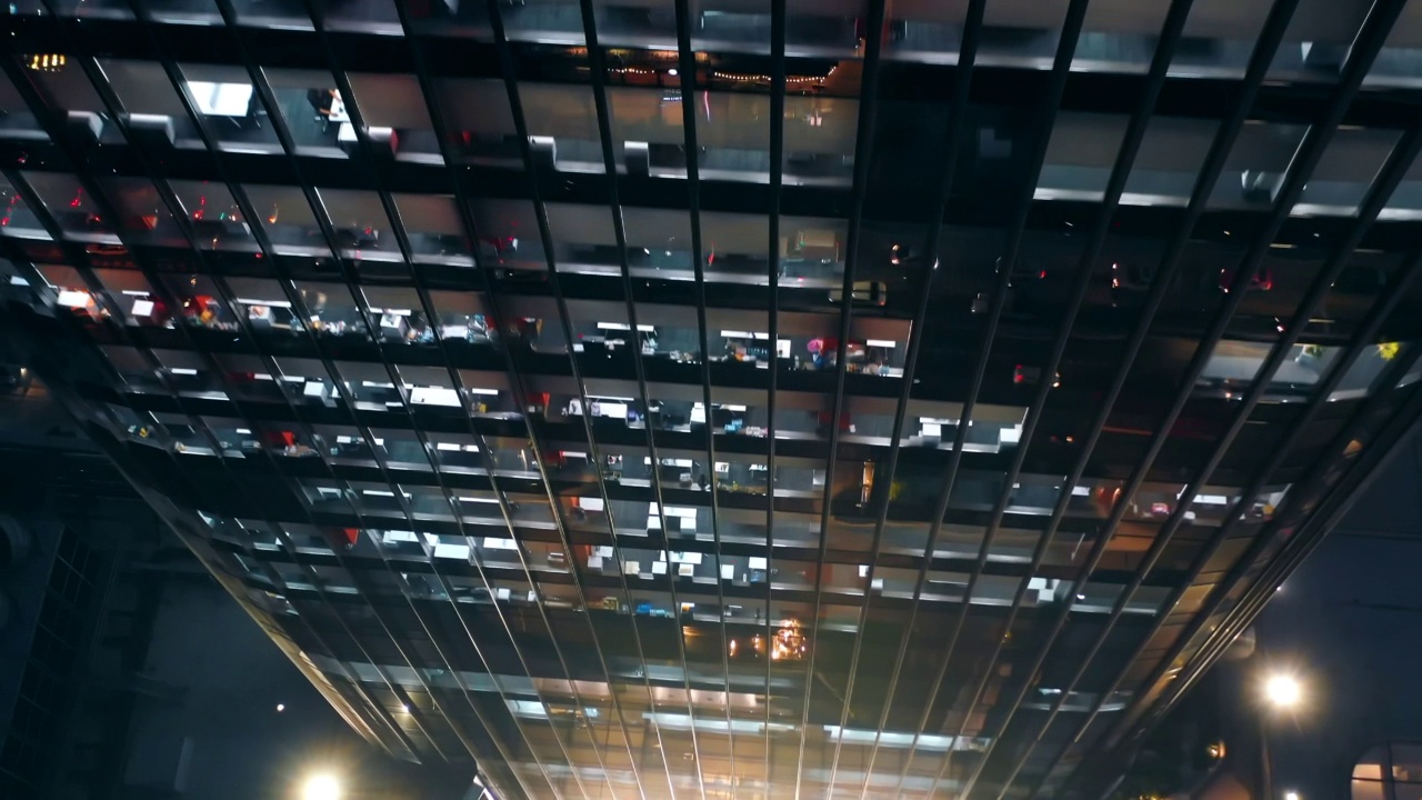 空中夜晚的现代办公大楼视频素材