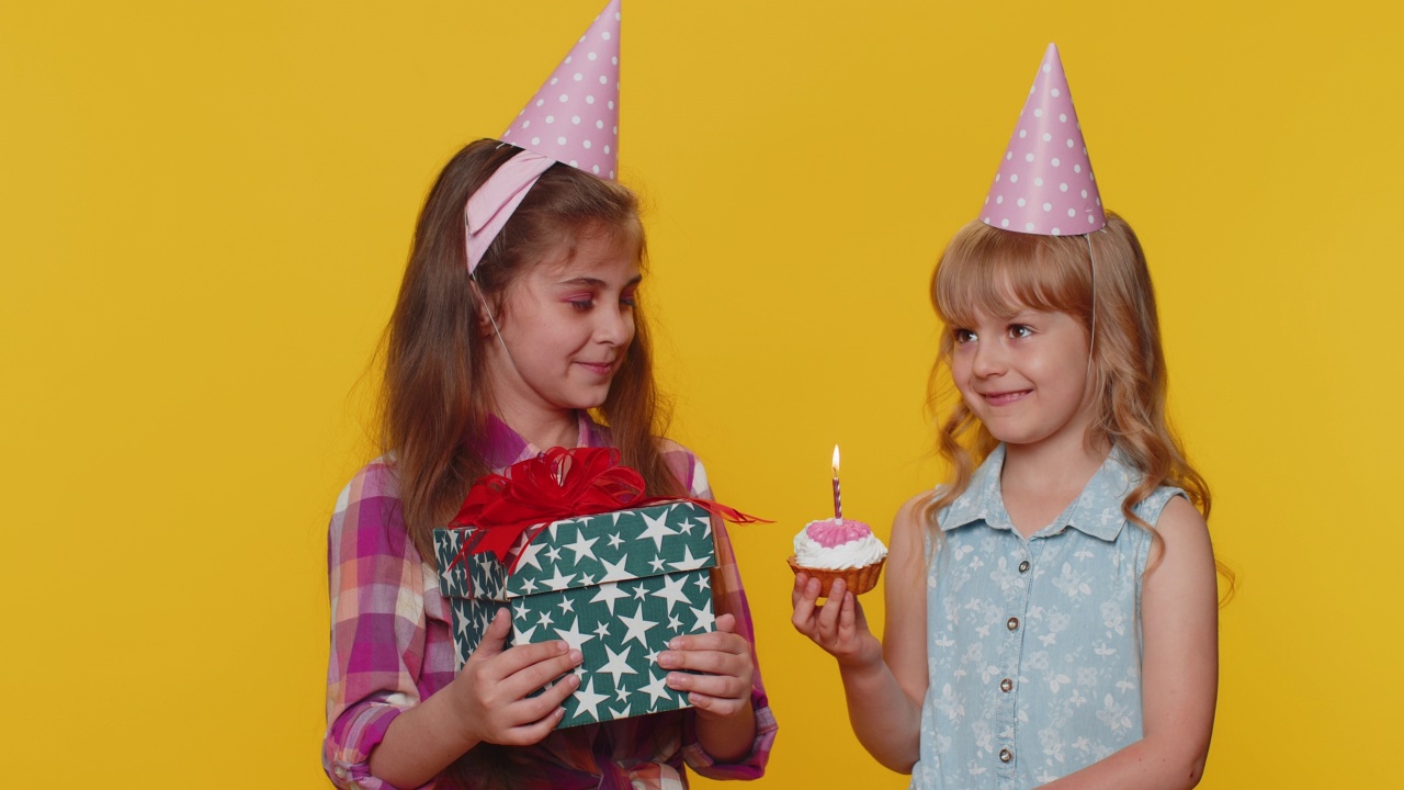 快乐的孩子姐妹姐妹姐妹姐妹朋友庆祝生日吹蛋糕蜡烛许愿视频下载