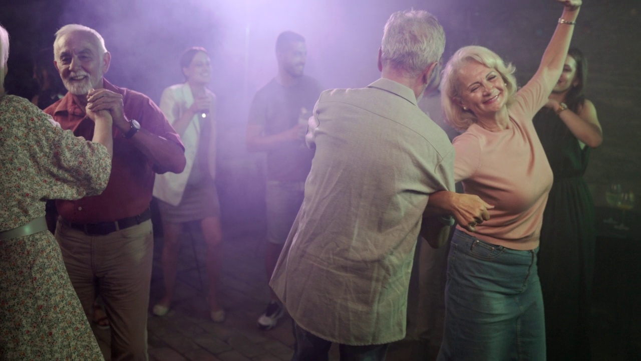 快乐成熟的情侣在迪斯科中跳舞。视频素材
