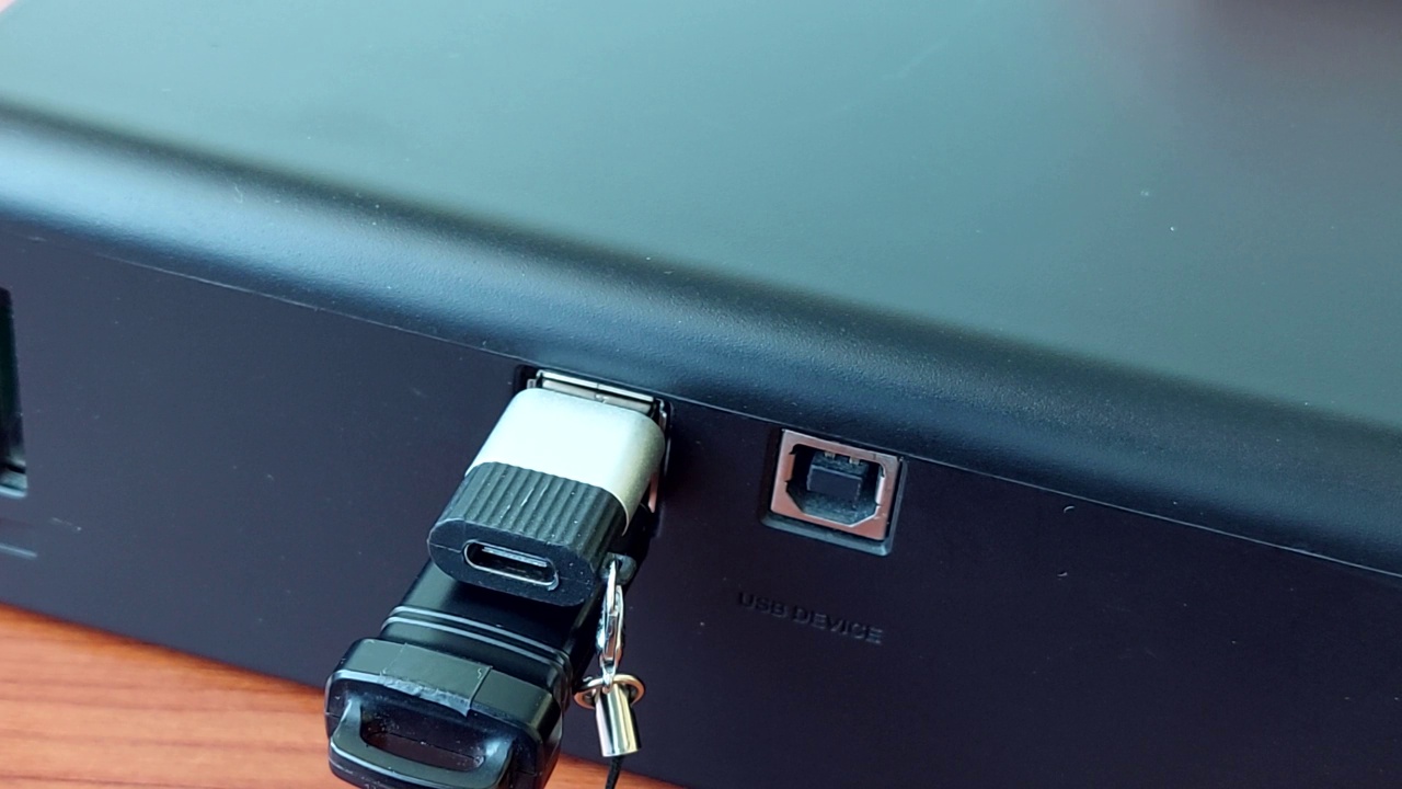 USB连接器插入u盘或电话线适配器视频素材