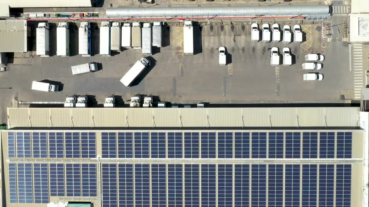 大型组装车和配货仓库的鸟瞰图。视频素材