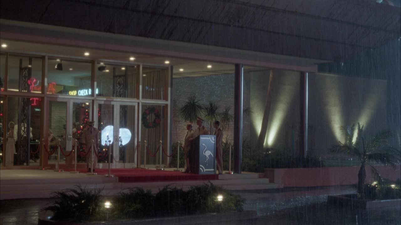 火烈鸟酒店入口角度适中。当外面下雨时，看见行李员或泊车员站在前门的雨篷下视频素材