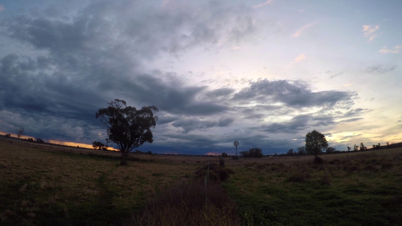 风暴云时间流逝在澳大利亚农村的日落视频素材