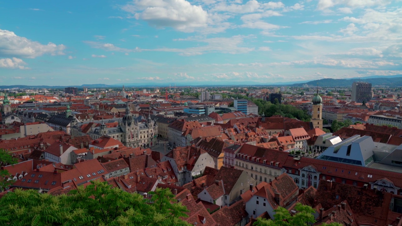 从城堡山鸟瞰格拉茨古城(Schlossberg)视频素材