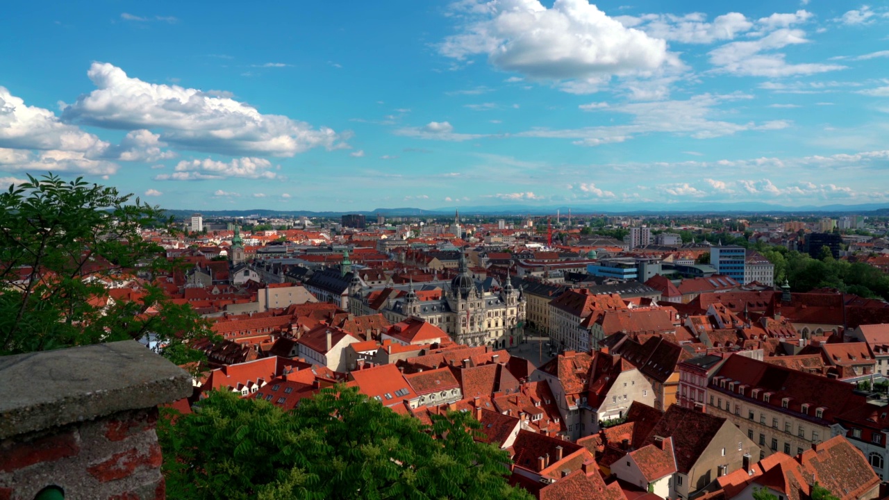 从城堡山(Schlossberg)俯瞰格拉茨古城的全景，有市政厅、主广场和方济会教堂视频素材