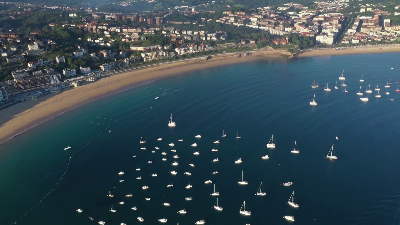 西班牙北部圣塞巴斯蒂安-多诺斯蒂亚的拉孔查湾鸟瞰图。视频素材
