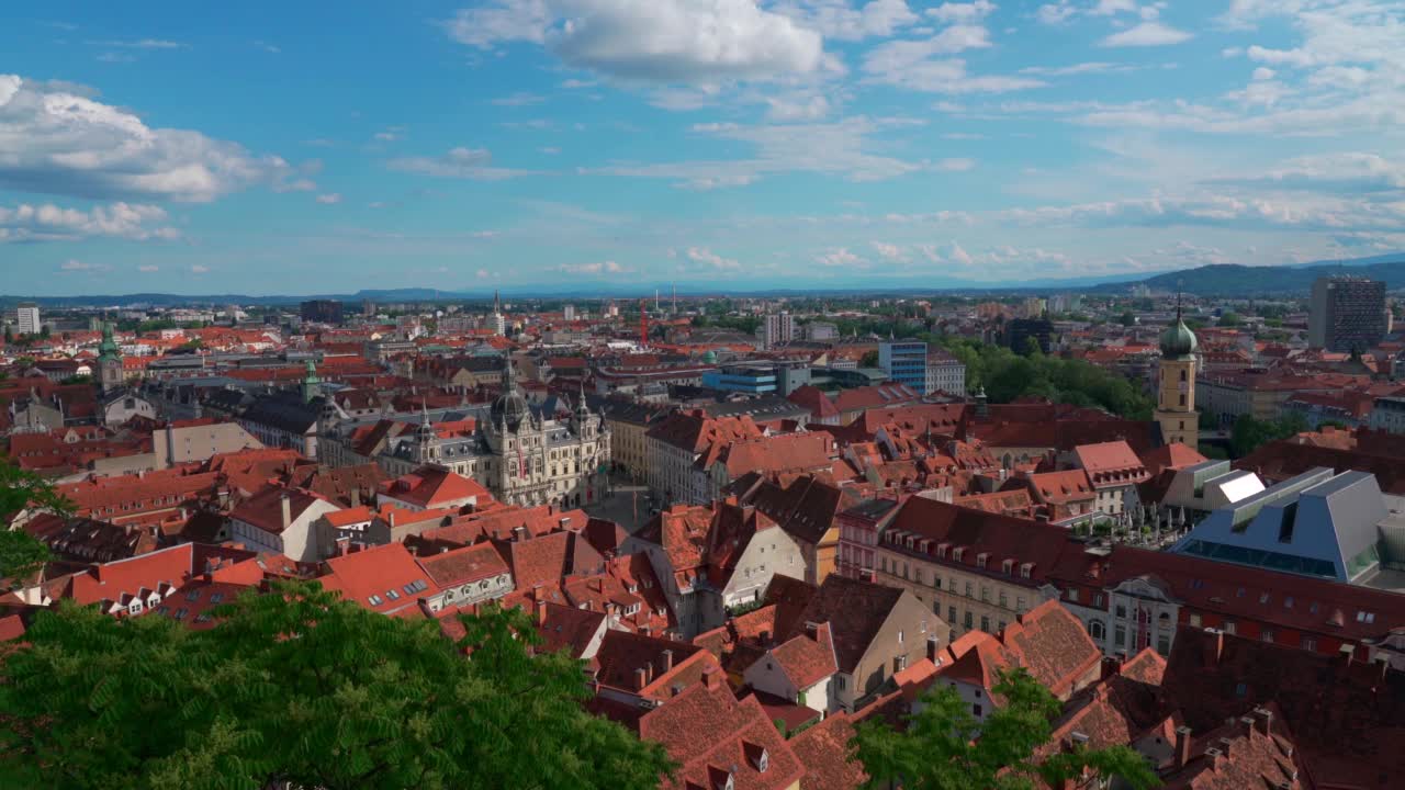 从城堡山鸟瞰格拉茨古城(Schlossberg)视频下载