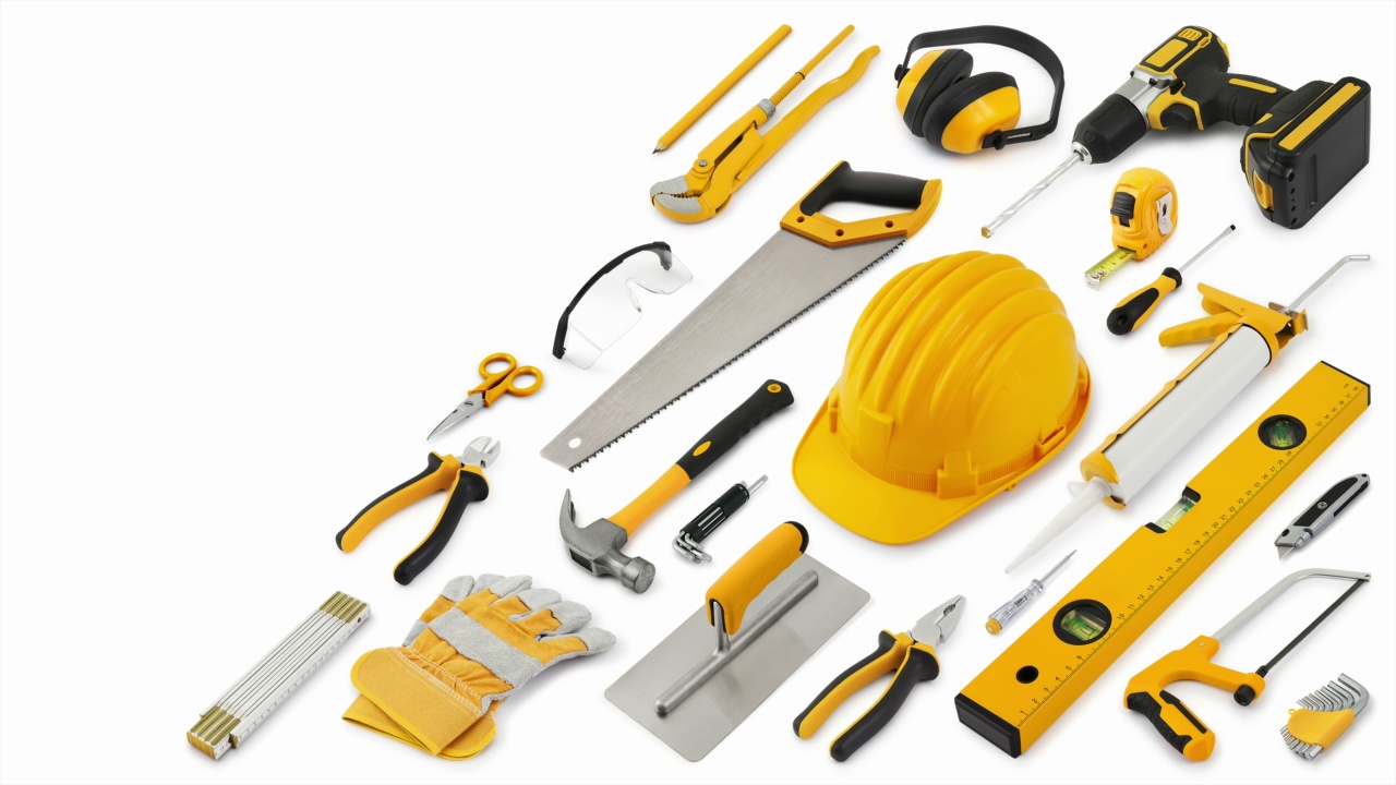 建筑施工工具。黄色安全帽，工作设备隔离在白色背景上。布置家居服务维修概念或五金店橱窗横幅。对象的俯视图集视频下载