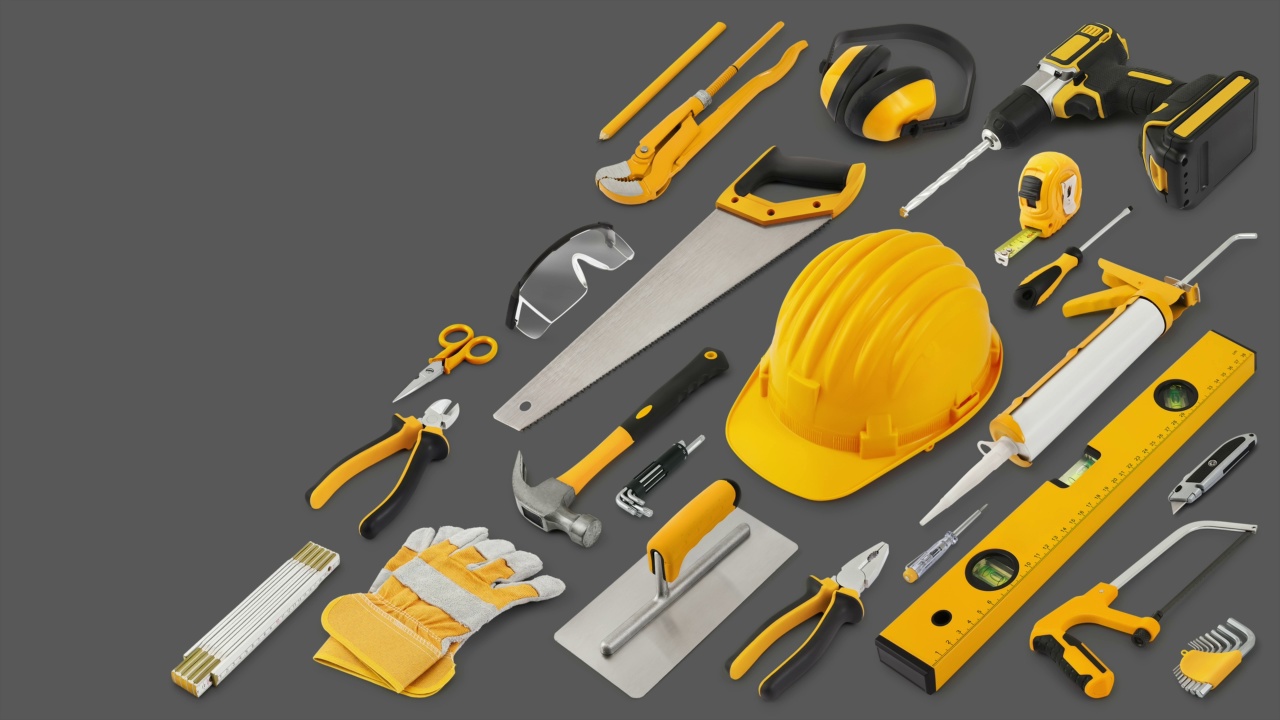 建筑施工工具。黄色安全帽，工作设备隔离在灰色背景上。布置家居服务维修概念或五金店橱窗横幅。对象的俯视图集视频下载