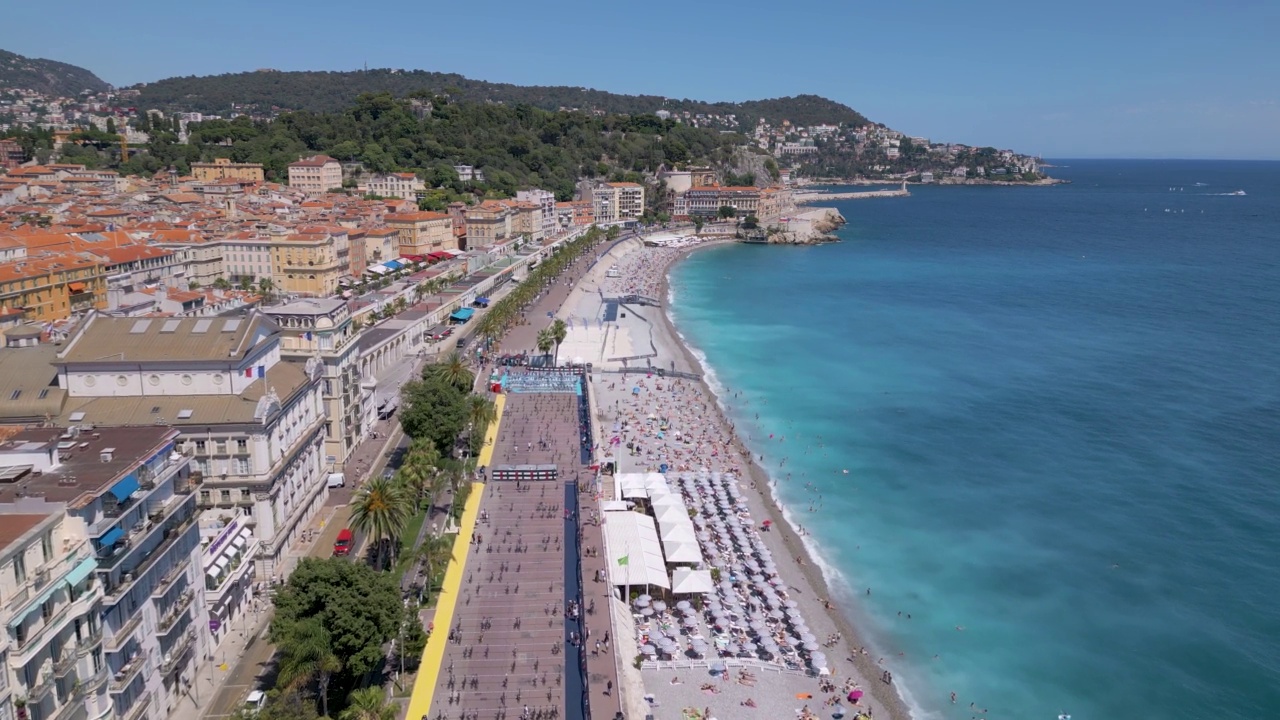 无人机视图的英国人行道(Promenade des Anglais)和海滩，尼斯，法国视频下载