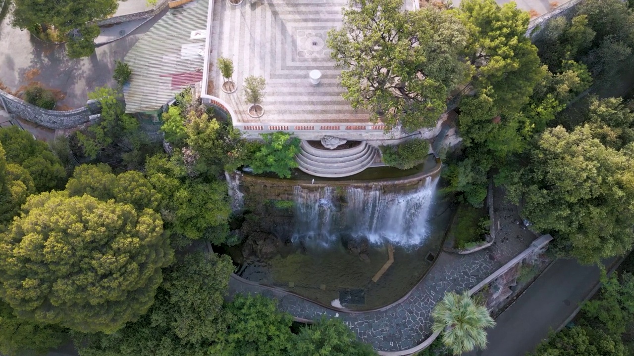 无人机拍摄的第戎瀑布，在城堡山，法国尼斯视频素材
