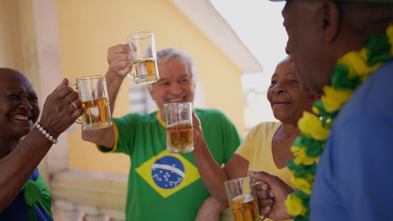 老人们举杯庆祝巴西足球队在主场获胜视频下载