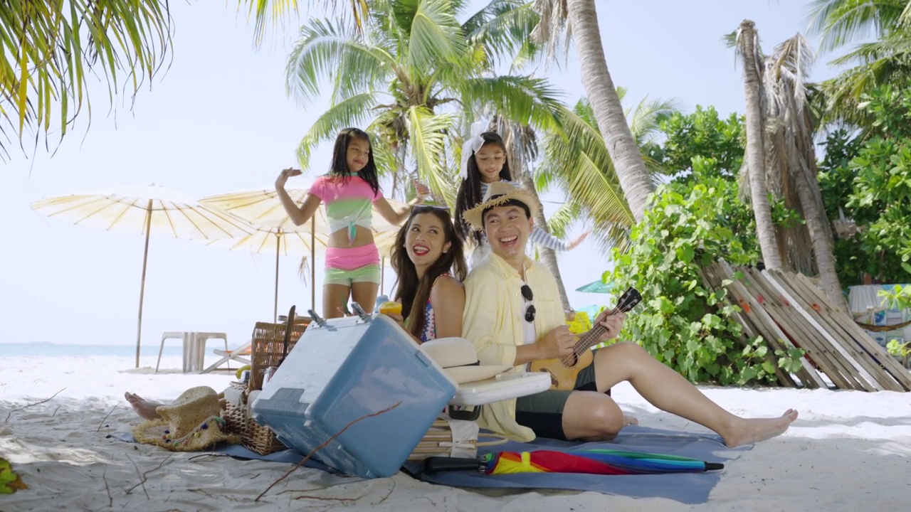 夏天，亚洲家庭在海滩野餐视频下载