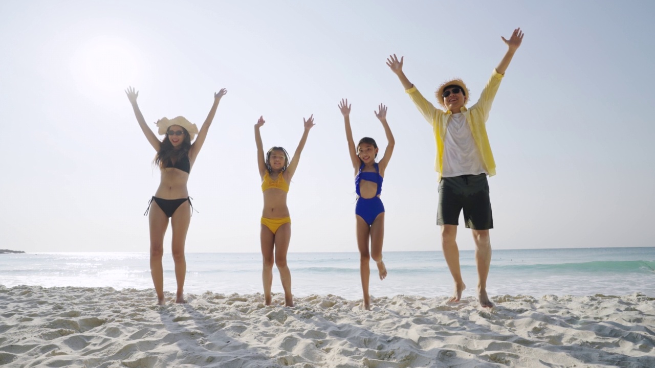 亚洲家庭在海滩上享受暑假视频下载